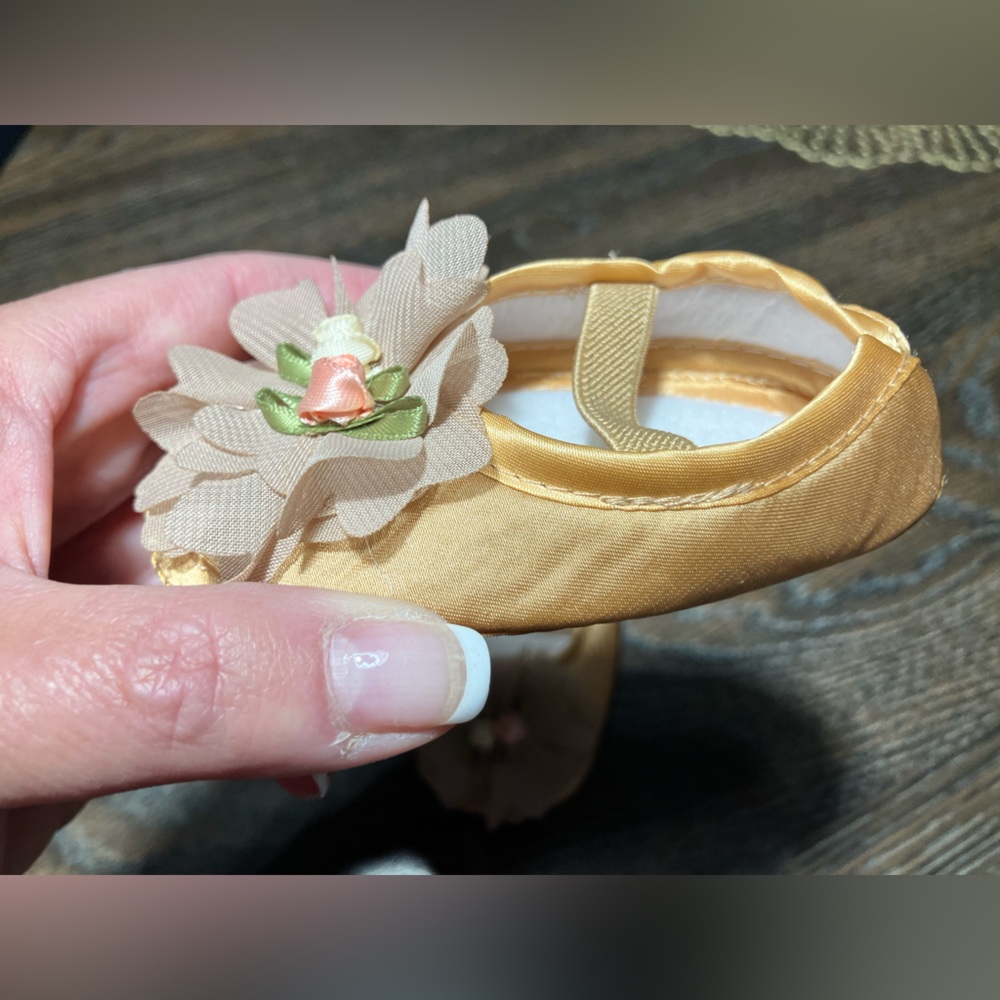 Infant shoes and matching headband - Picture 3 of 4